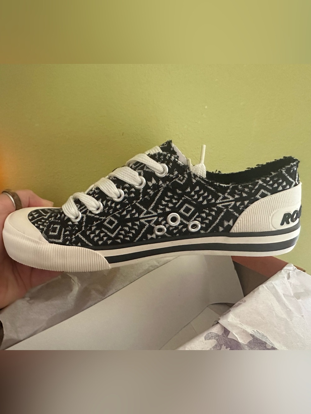 Rocket Dog Aztec tennis shoe w extra laces